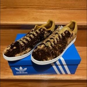 New, never worn Adidas Stan Smith crushed velvet
